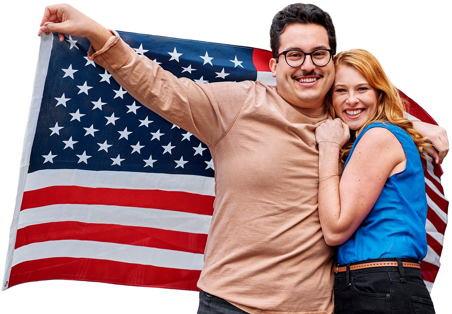 pareja de inmigrante felices con bandera de estados unidos